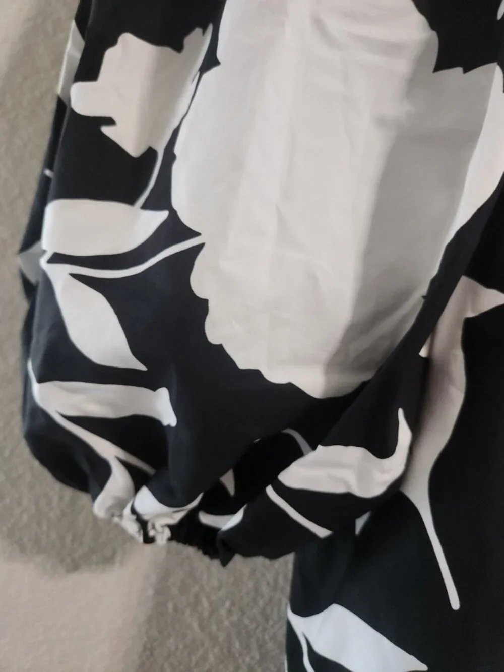 Black & White Floral Puff-Sleeve Mini Dress - Picture 6 of 6